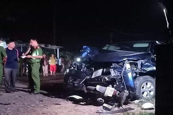 Nóng: Ô tô bán tải tông nhiều xe máy ở Phú Yên, 4 người chết, nhiều người bị thương trong đó có học sinh