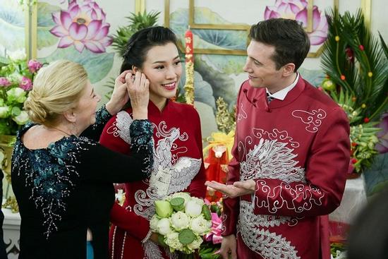 Hoàng Oanh cười nhăn nhó khi trao nhầm nhẫn cho chồng tây trong lễ ăn hỏi