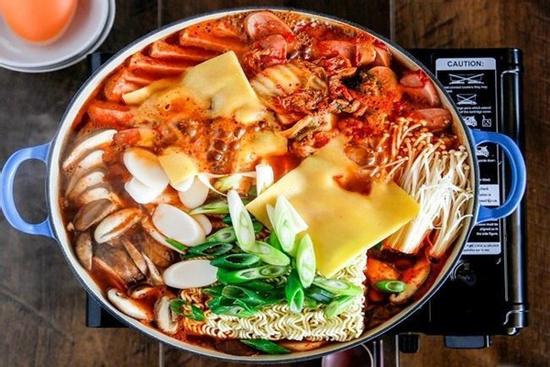 Cách nấu lẩu quân đội chuẩn vị Hàn Quốc