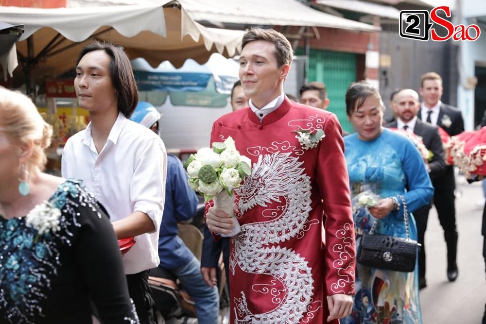 Hoàng Oanh cười nhăn nhó khi trao nhầm nhẫn cho chồng tây trong lễ ăn hỏi-6