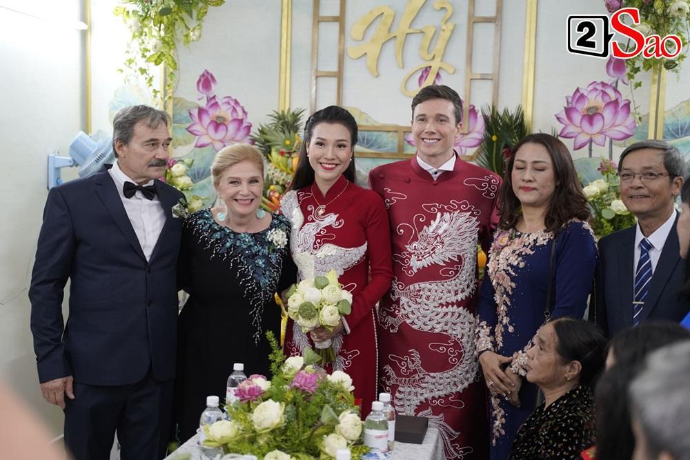 Hoàng Oanh cười nhăn nhó khi trao nhầm nhẫn cho chồng tây trong lễ ăn hỏi-12