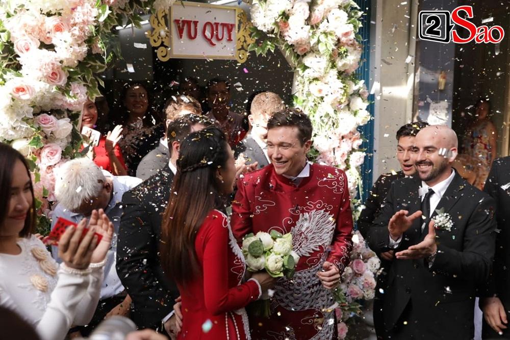 Hoàng Oanh cười nhăn nhó khi trao nhầm nhẫn cho chồng tây trong lễ ăn hỏi-13