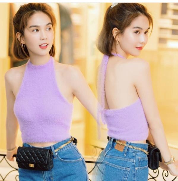 Mở đầu tin sao Việt là hình ảnh Ngọc Trinh trẻ trung trong trang phục đơn giản. Cô viết: "Nhìn xa thì tưởng là kiêu. Lại gần tiếp xúc mới biết đáng yêu thế nào".