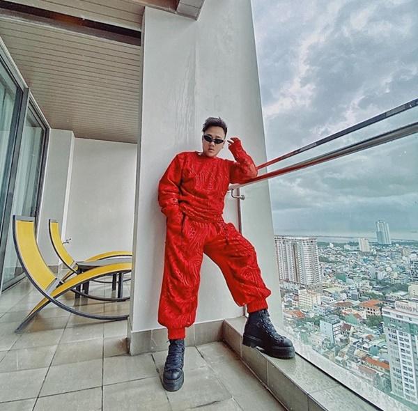 Trung Quân Idol đi diễn mặc trang phục đỏ rực, tạo dáng không thua kém gì người mẫu.