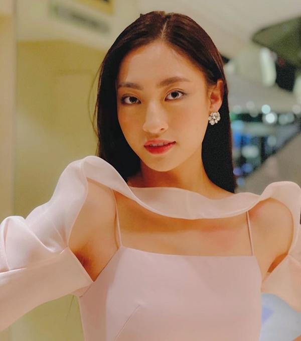 Lương Thùy Linh lên đồ "sương sương" để đi ăn tối khi đang tham gia cuộc thi Hoa hậu Thế giới 2019, tại Anh.