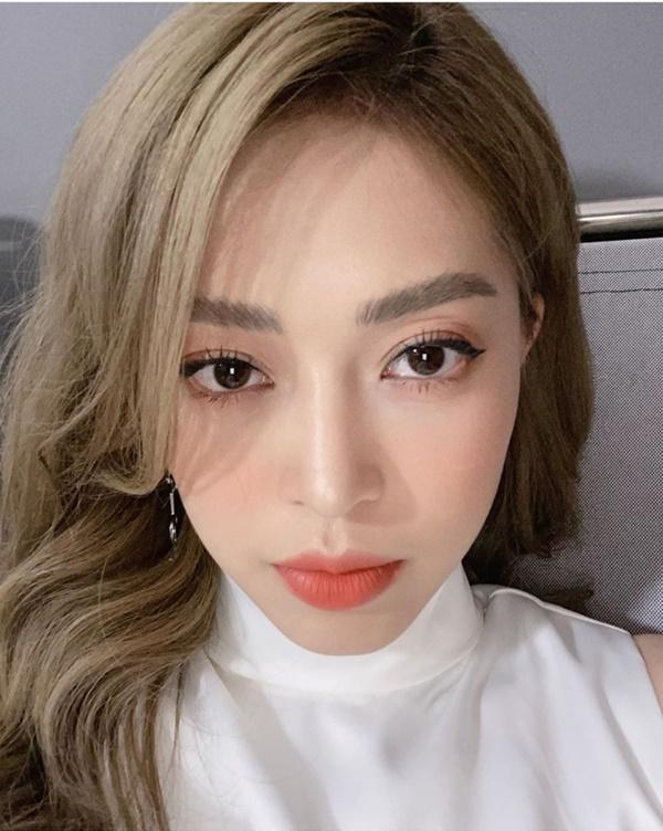 Á hậu Bùi Phương Nga than vãn còn phải thi 3 môn học nữa mới được nghỉ ngơi, góp mặt trong tin sao Việt.