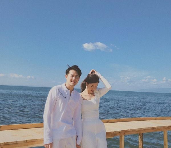 Đông Nhi đăng tải hình ảnh hạnh phúc cùng Ông Cao Thắng: "Đưa nhau qua nắng mưa cuộc đời".