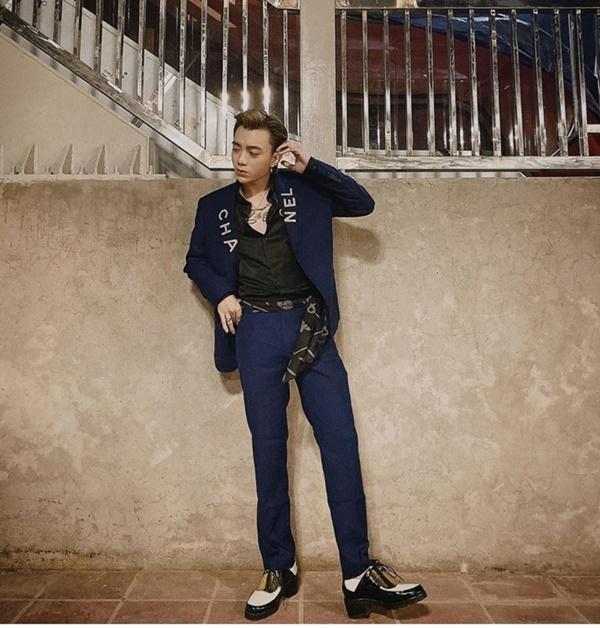 Soobin Hoàng Sơn chia sẻ ảnh biểu cảm "cool ngầu" khi diện suit.