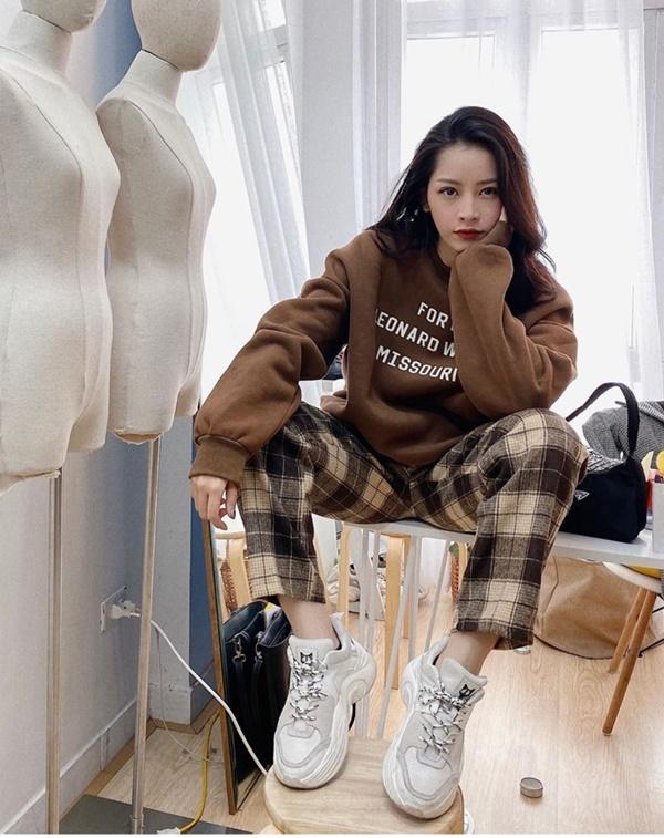 Chi Pu lại khiến fans "điêu đứng" vì ánh mắt hút hồn, khép lại tin sao Việt.