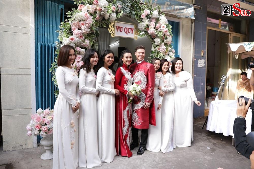 Chỉ có trong đám hỏi Hoàng Oanh: Dàn phù rể toàn trai Tây, ngoại hình cực phẩm không kém chú rể-1