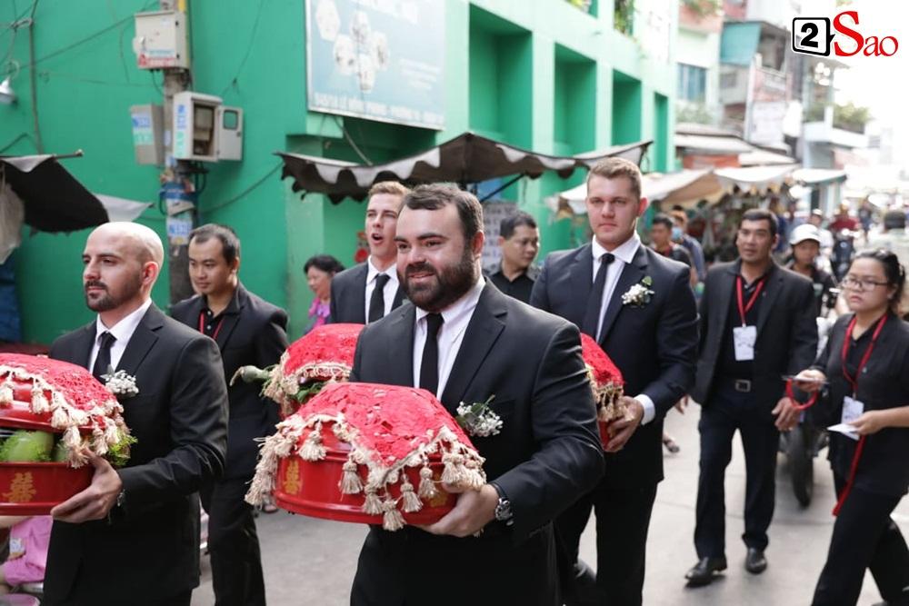 Chỉ có trong đám hỏi Hoàng Oanh: Dàn phù rể toàn trai Tây, ngoại hình cực phẩm không kém chú rể-4