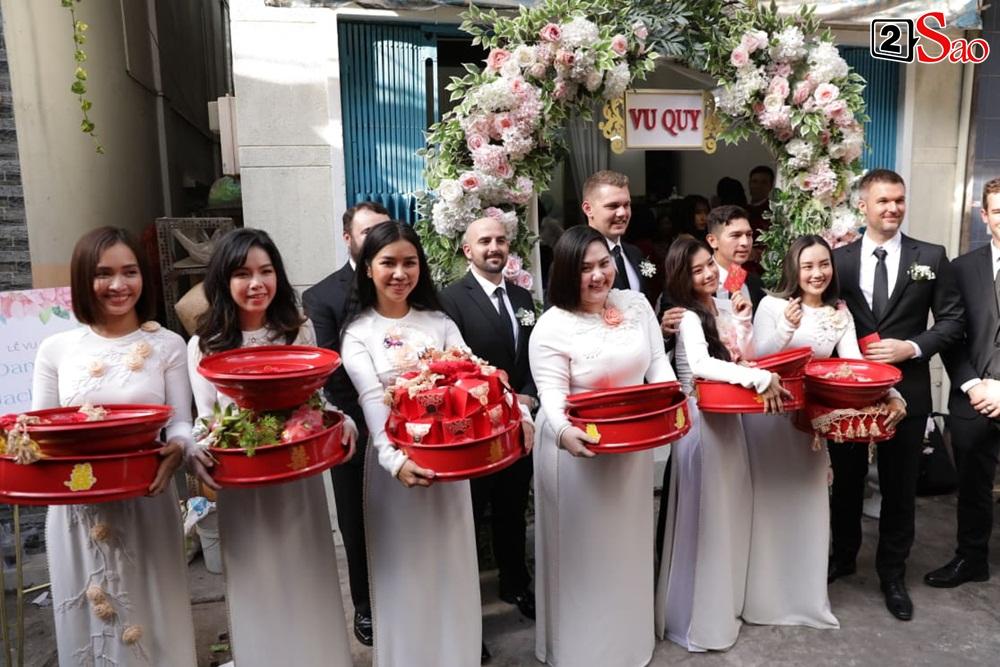 Chỉ có trong đám hỏi Hoàng Oanh: Dàn phù rể toàn trai Tây, ngoại hình cực phẩm không kém chú rể-7