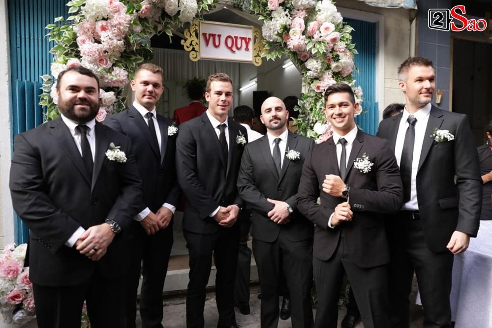 Chỉ có trong đám hỏi Hoàng Oanh: Dàn phù rể toàn trai Tây, ngoại hình cực phẩm không kém chú rể-9