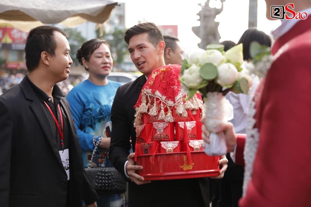 Chỉ có trong đám hỏi Hoàng Oanh: Dàn phù rể toàn trai Tây, ngoại hình cực phẩm không kém chú rể-8