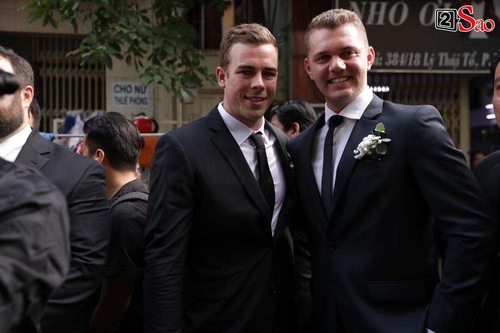 Chỉ có trong đám hỏi Hoàng Oanh: Dàn phù rể toàn trai Tây, ngoại hình cực phẩm không kém chú rể-11