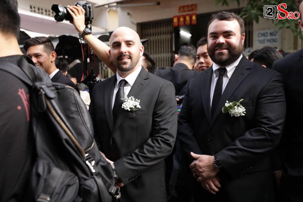 Chỉ có trong đám hỏi Hoàng Oanh: Dàn phù rể toàn trai Tây, ngoại hình cực phẩm không kém chú rể-10