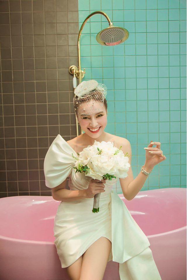 Ninh Dương Lan Ngọc cuồng nhà vệ sinh: làm MV, ngủ, chụp ảnh và khoe cả đồ hiệu trong toilet-4