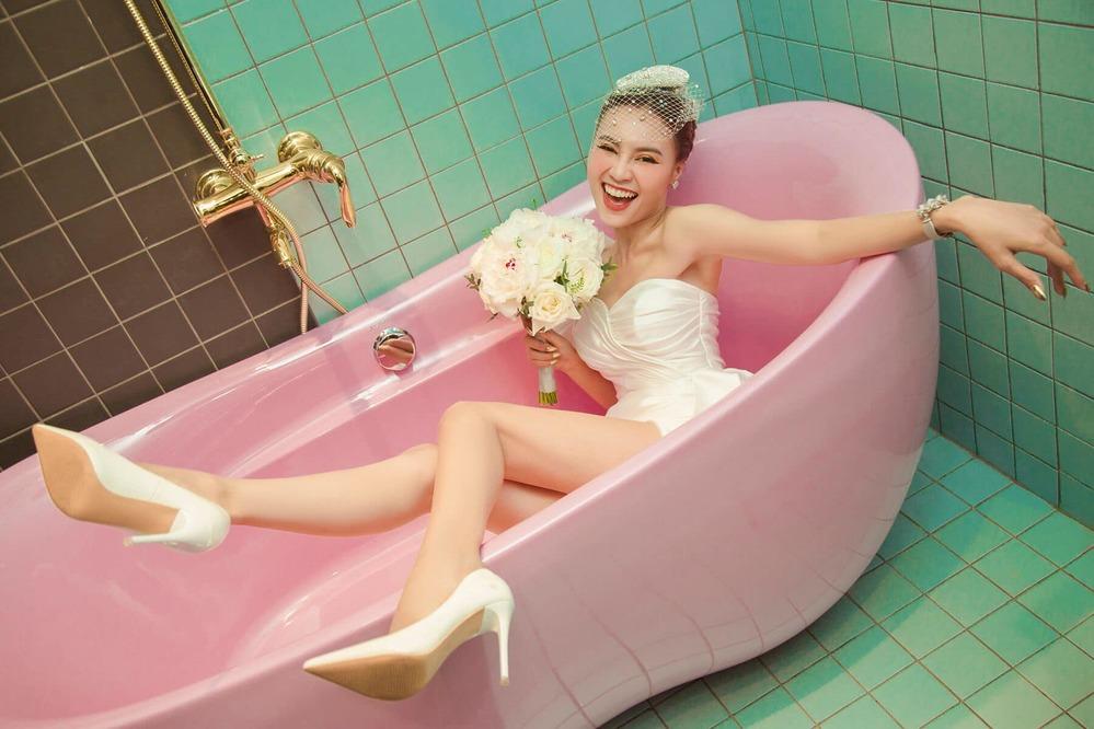 Ninh Dương Lan Ngọc cuồng nhà vệ sinh: làm MV, ngủ, chụp ảnh và khoe cả đồ hiệu trong toilet-6