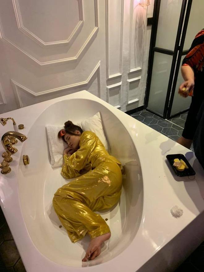 Ninh Dương Lan Ngọc cuồng nhà vệ sinh: làm MV, ngủ, chụp ảnh và khoe cả đồ hiệu trong toilet-13