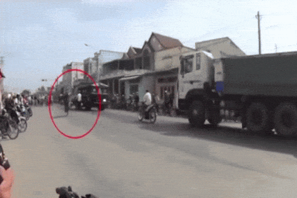 Clip: Giận tím người trước nữ tài xế chạy xe ngược chiều, nhất định không sửa sai Biết chạy chứ không biết lùi xe-1