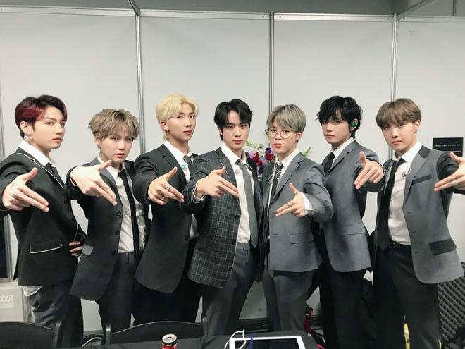 BTS 5 lần thay trang phục, diện đồ giá nghìn đô tại lễ trao giải-10