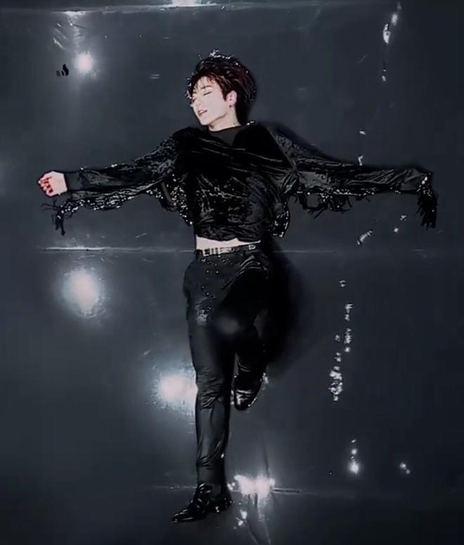 BTS 5 lần thay trang phục, diện đồ giá nghìn đô tại lễ trao giải-13