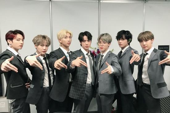 BTS 5 lần thay trang phục, diện đồ giá nghìn đô tại lễ trao giải