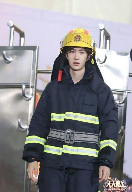 Hết Triệu Lệ Dĩnh, Vương Nhất Bác tiếp tục kết đôi với đàn chị hơn 9 tuổi - Nghê Ni?-2