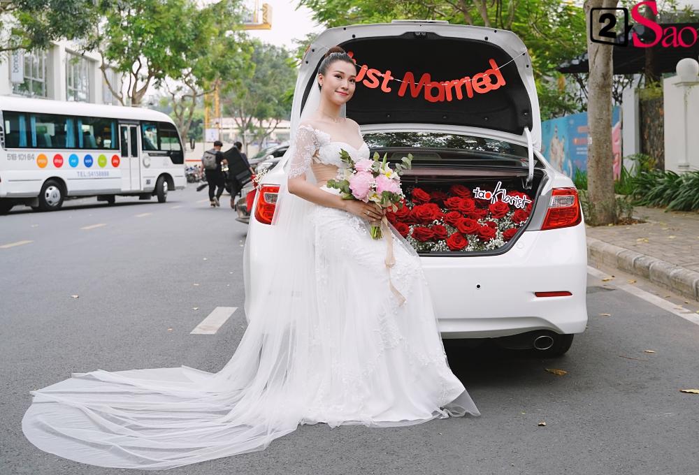 Trường Giang - Nhã Phương lên đồ đẹp đôi, tay trong tay đi ăn cưới Hoàng Oanh-1