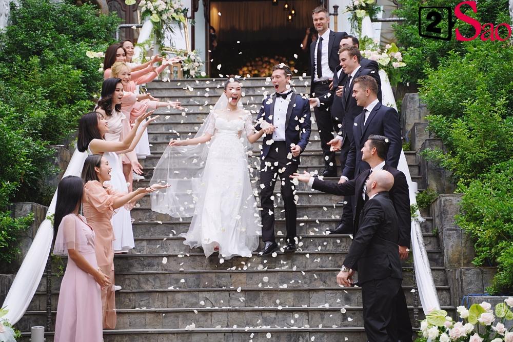 Trường Giang - Nhã Phương lên đồ đẹp đôi, tay trong tay đi ăn cưới Hoàng Oanh-6