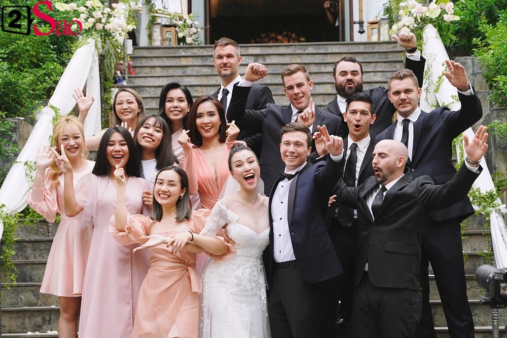 Trường Giang - Nhã Phương lên đồ đẹp đôi, tay trong tay đi ăn cưới Hoàng Oanh-7