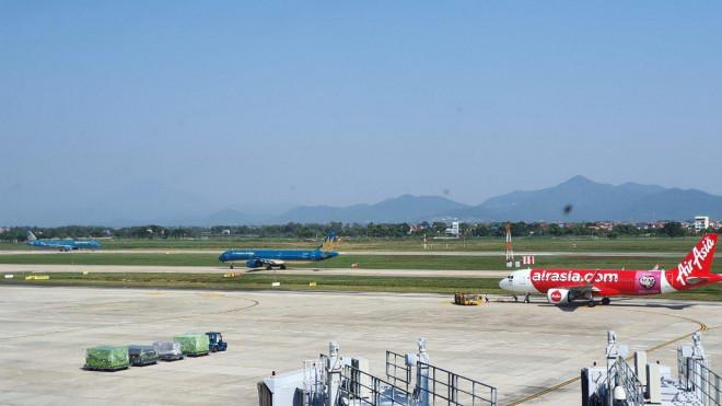 Liên tục phát hiện tàu bay bị rách lốp sau khi hạ cánh Nội Bài-1