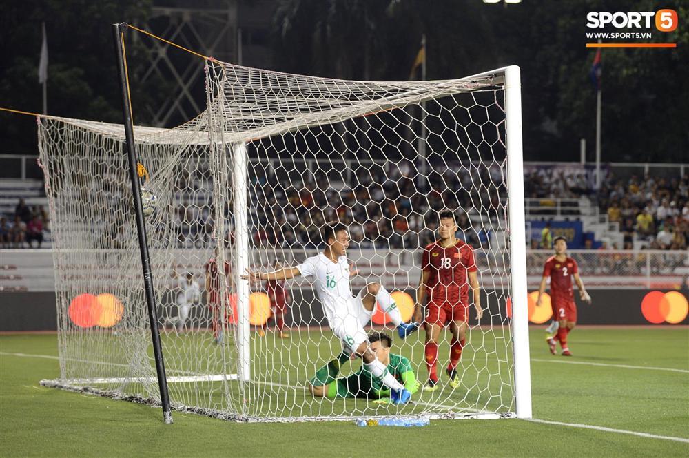 Soi khoảnh khắc mắc sai lầm của thủ môn Bùi Tiến Dũng làm Việt Nam thua 1 - 0 trước Indonesia-4