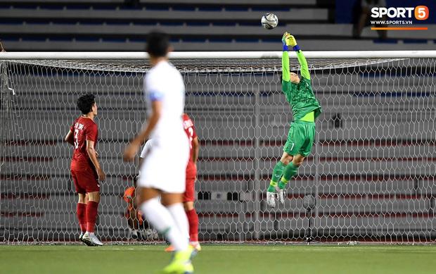 Soi khoảnh khắc mắc sai lầm của thủ môn Bùi Tiến Dũng làm Việt Nam thua 1 - 0 trước Indonesia-2