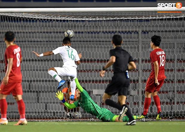 Soi khoảnh khắc mắc sai lầm của thủ môn Bùi Tiến Dũng làm Việt Nam thua 1 - 0 trước Indonesia-3