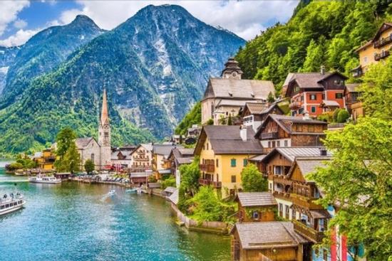 Vẻ hoài cổ của ngôi làng đẹp nhất thế giới trước vụ cháy