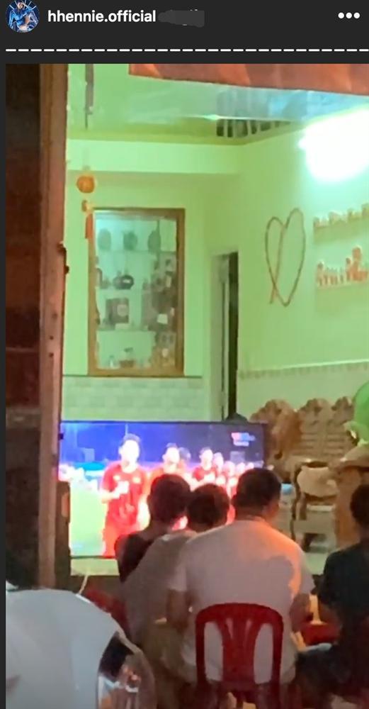 Dàn sao vỡ òa khi U22 Việt Nam thắng Indonesia vào phút cuối-2