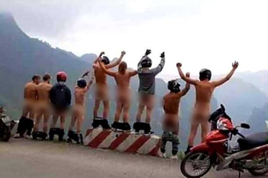MXH dậy sóng trước hình ảnh nhóm khách du lịch tụt quần khoe vòng 3 phản cảm ở Hà Giang