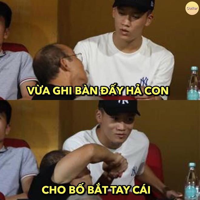 Bị chấn thương vẫn tập tễnh chạy vào sân ăn mừng, Huỳnh Tấn Sinh làm fans Việt cười khỏi ngậm miệng-1