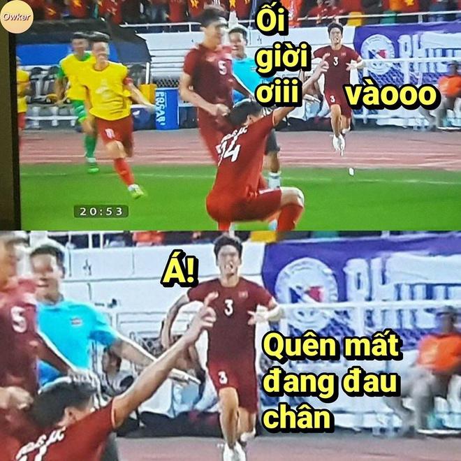 Bị chấn thương vẫn tập tễnh chạy vào sân ăn mừng, Huỳnh Tấn Sinh làm fans Việt cười khỏi ngậm miệng-3