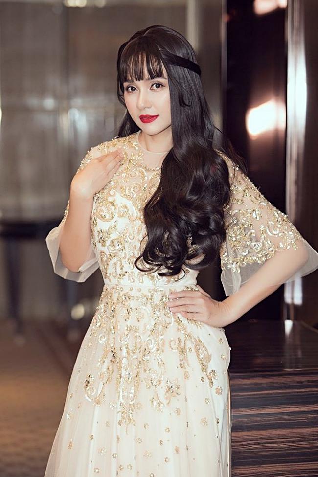 Việt Trinh có nguồn thu nhập ổn định từ công việc hiện tại. Cô còn nhận lời mời tham gia gameshow, làm giám khảo và hài lòng với cuộc sống không phải ganh đua, sân si với ai.