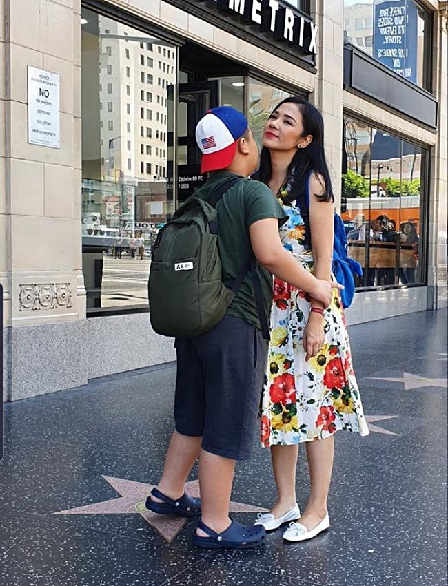 Dù từng nhắc đến con với người chồng cũ bao năm giấu kín nhưng mãi đến giữa năm nay, nữ diễn viên mới cởi mở hơn khi chia sẻ hình ảnh và thông tin về con trai.