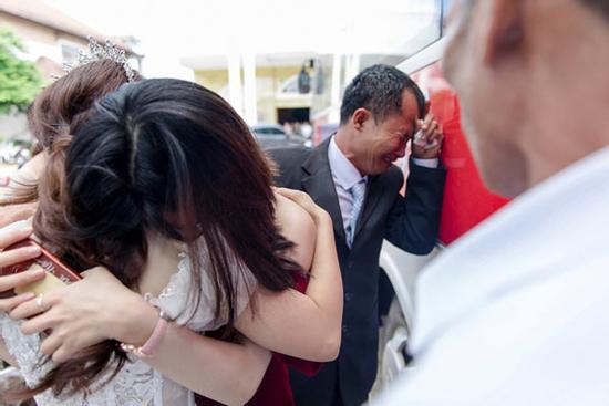 Con gái đi lấy chồng cách nhà chưa đến 10km mà bố ôm mặt khóc nức nở làm ai nấy nghẹn ngào