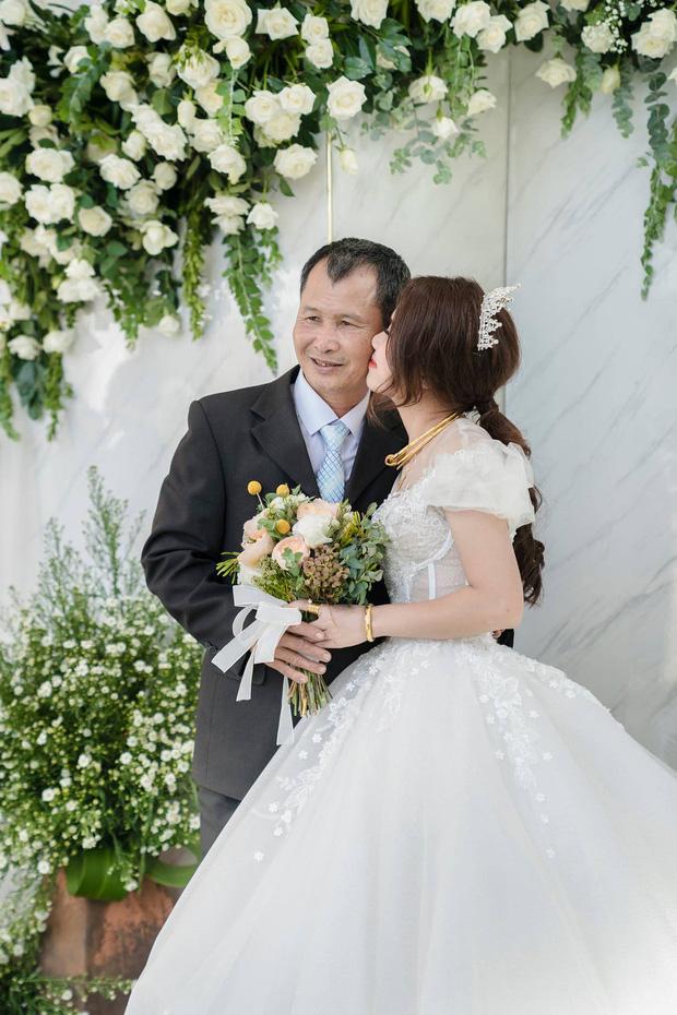 Con gái đi lấy chồng cách nhà chưa đến 10km mà bố ôm mặt khóc nức nở làm ai nấy nghẹn ngào-3