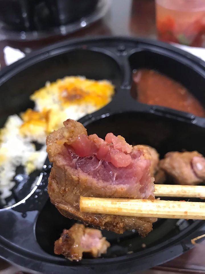 Đặt món sườn đặc biệt tưởng thơm ngon, cô gái hết hồn khi vừa cắn vào nửa miếng-2