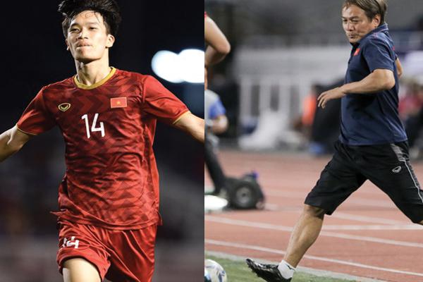 Cảm động hình ảnh Ban huấn luyện tay xách nách mang tiếp nước cho U22 Việt Nam trận gặp Indonesia-3