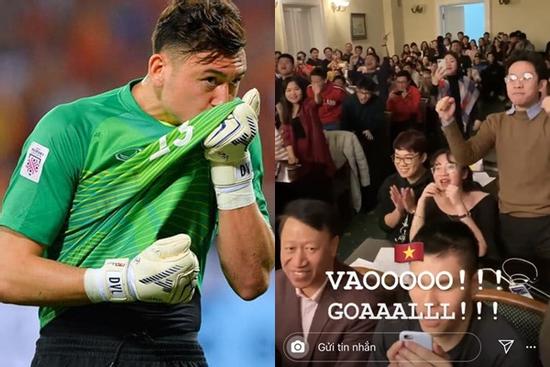 Văn Lâm ăn mừng bàn gỡ hòa của U22 Việt Nam trước U22 Indonesia