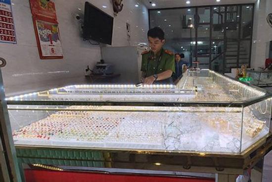 Tiệm vàng bị trộm vì ông chủ mải xem U22 Việt Nam đá với Indonesia