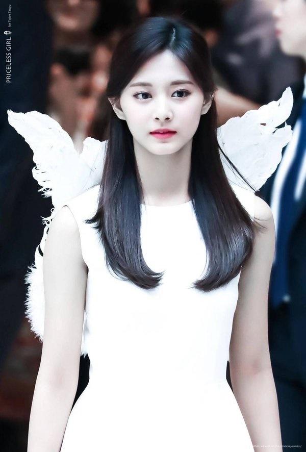 Từ khi debut, vẻ đẹp mỹ miều của Tzuyu luôn là chủ đề được bàn tán sôi nổi của cộng đồng mạng xứ Hàn. Nữ idol người Đài Loan chưa bao giờ vắng mặt trong các BXH nhan sắc idol nữ của Kpop.