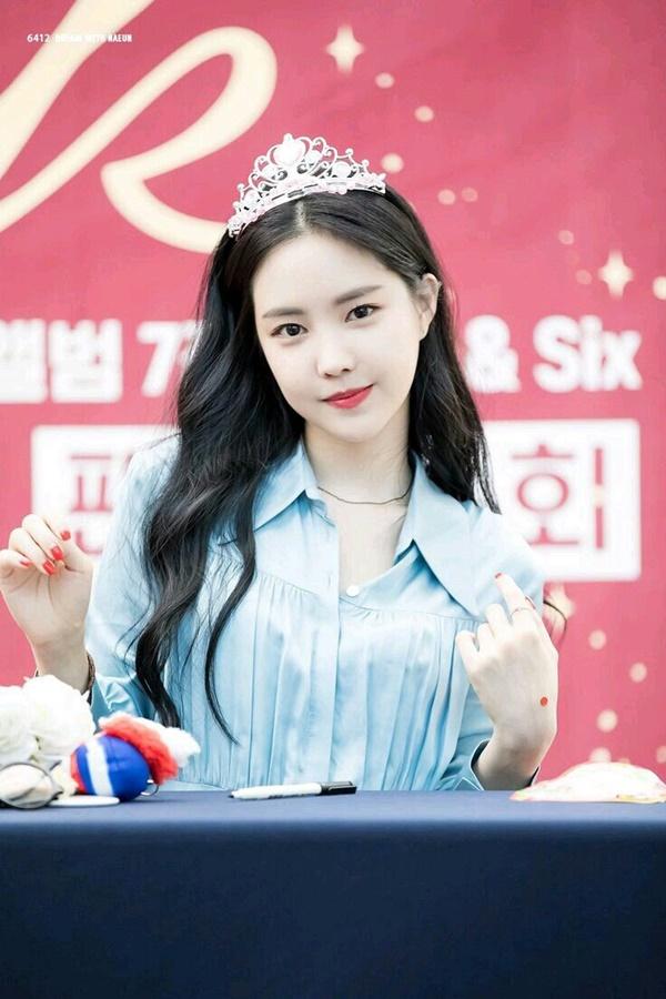 Son Naeun là thành viên nhóm nhạc nữ thế hệ hai đình đám Apink. Naeun được dân Hàn yêu thích bởi tính cách dịu dàng y như gương mặt nhưng lại sở hữu thân hình nóng bỏng đáng ghen tị.